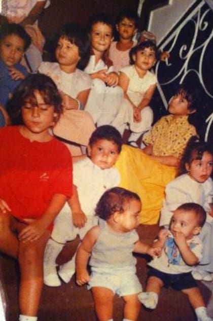 Shakira (de vestido amarillo) en una fiesta infantil