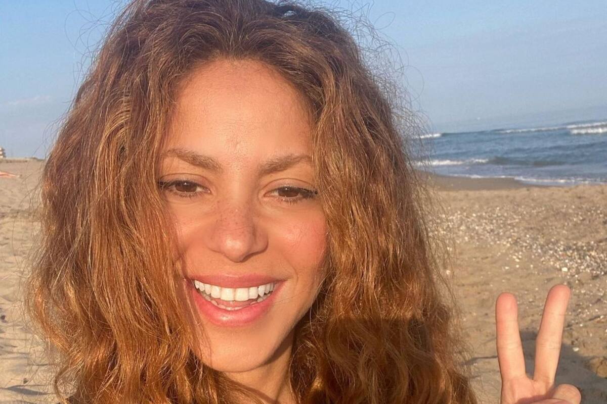 Shakira demostró sus habilidades después de haber recibido clases de surf por varios años
