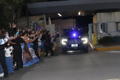 Los fans de Shakira se acercaron anoche a saludar a la cantante