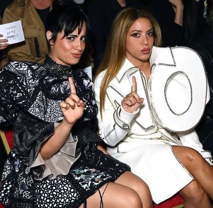 Shakira estuvo junto a Camila Cabello en la Semana de la Moda de París