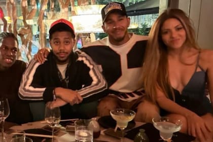 Shakira estuvo junto a Lewis Hamilton y otros amigos del piloto en una cena luego de la carrera en Barcelona