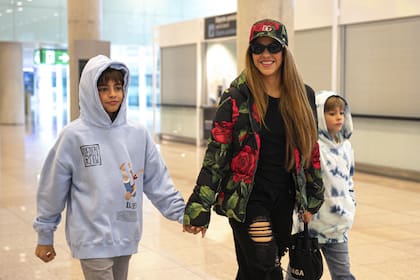 Shakira junto a sus hijos.