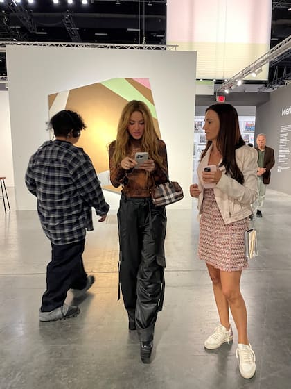 Shakira logró pasar casi desapercibida en Art Basel Miami Beach