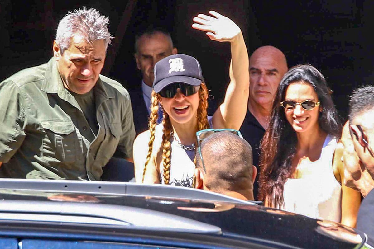 Shakira saluda a sus fans en la puerta de su hotel