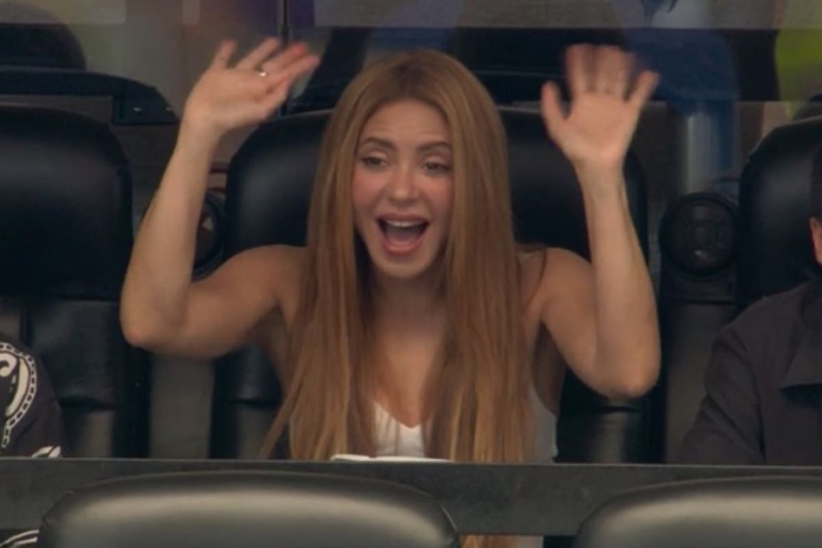 Shakira saludó al publicó al ser captada por la cámara