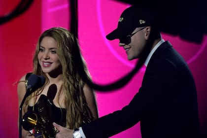 Shakira y Bizarrap reciben el primero de varios premios que se llevaron en la noche de los Latin Grammy 2023