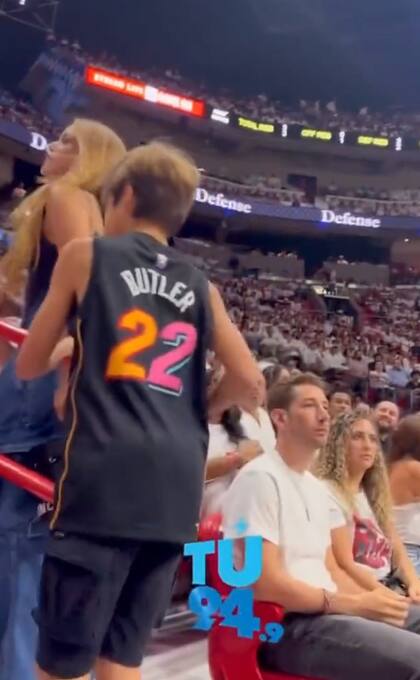 Shakira y sus hijos con la camiseta de apoyo a Jimmy Butler