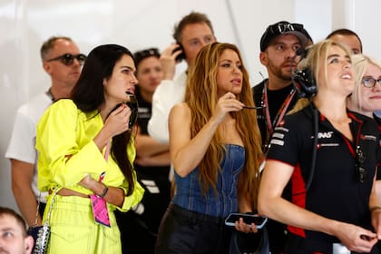 Shakira y una amiga siguen de cerca las alternativas del gran premio de Fórmula 1 de Silverstone