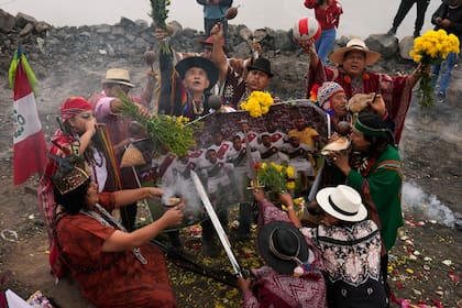 Un grupo de chamanes realiza un ritual en el cerro San Cristóbal (Lima) y le piden a la Madre Tierra que apoye a Perú en el partido de desempate contra Australia el próximo lunes.