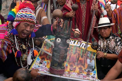 Un grupo de chamanes realiza un ritual en el cerro San Cristóbal (Lima) y le piden a la Madre Tierra que apoye a Perú en el partido de desempate contra Australia el próximo lunes.