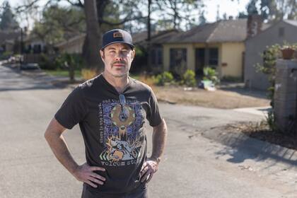 Shane Jordan posa en una calle de su barrio de Altadena.