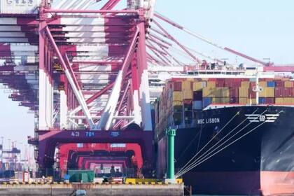 Shanghái es uno de los puertos de mercancías más importantes del comercio internacional