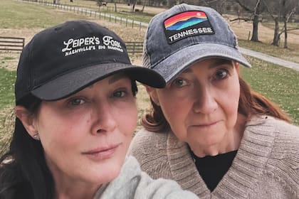 Shannen Doherty junto a su madre, Rosa, quien agradeció las palabras de amor y apoyo que recibió, tras la muerte de su hija