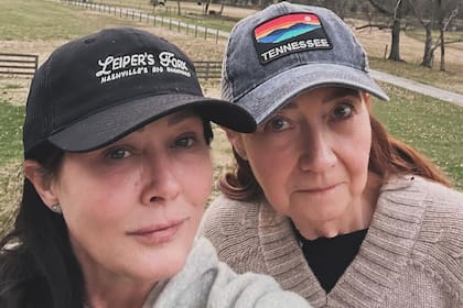 Shannen Doherty lucha contra un cáncer terminal. En la foto, junto a su madre