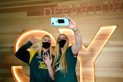 Shannon Keevers y Ellen Roberts, parte del equipo femenino de sóftbol, retrataron su llegada a Japón para los Juegos Olímpicos más atípicos de la historia.
