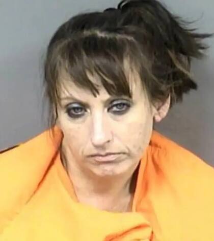 Shannon Marie Morgan fue reportada por los vecinos por crueldad animal y posteriormente detenida con 12 cargos al respecto y uno más por negligencia infantil