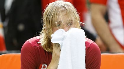 Denis Shapovalov, en 2017, frustrado ante el error que cometió: le pegó un pelotazo en un ojo al juez Arnaud Gabas