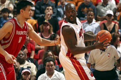 Shaquille O'Neal con la casaca de Miami Heat, es defendido por Yao Ming, de Houston Rockets, en un duelo disputado el 12 noviembre de 2006 en Florida