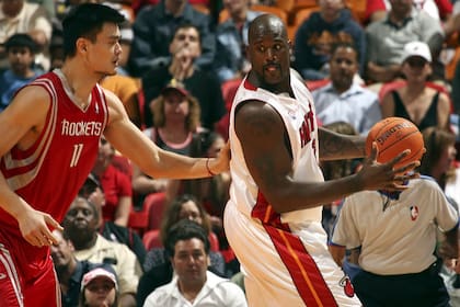 Shaquille O'Neal con la casaca de Miami Heat, es defendido por Yao Ming, de Houston Rockets, en un duelo disputado el 12 noviembre de 2006 en Florida
