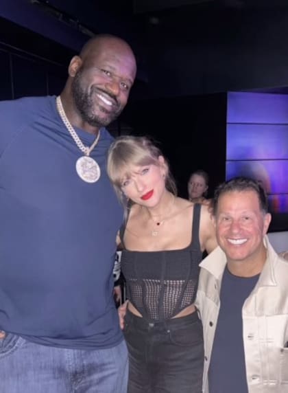 Shaquille O'Neal le regaló a Taylor Swift un bolso de brillantes en forma de balón con un valor de US$4495