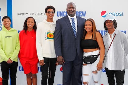 Shaquille O'Neal y cinco de sus seis hijos en un evento