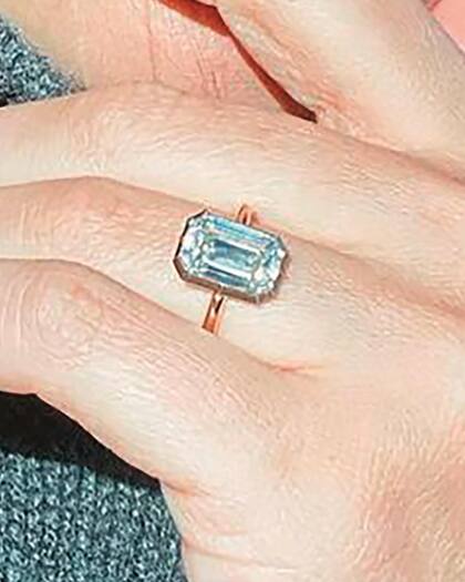 Sharapova mostró su impresionante anillo, con un gran diamante talla esmeralda.