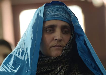 Sharbat Gula, durante un encuentro en noviembre de 2016 con el presidente afgano Ashraf Ghani, en Kabul