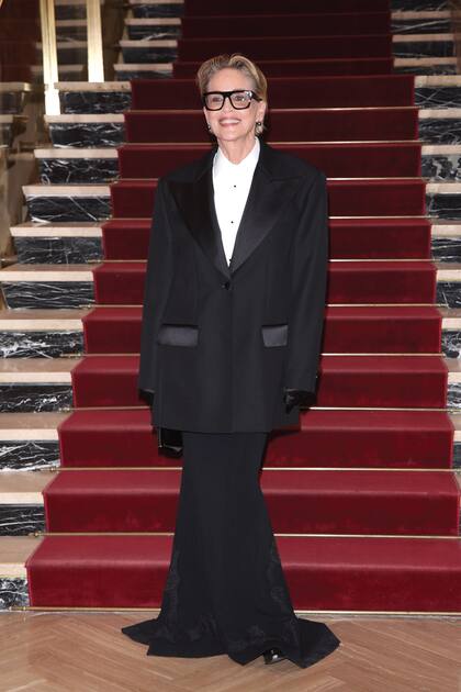 Sharon cerró sus
días en el festival con un
conjunto Dolce & Gabbana
compuesto por una chaqueta
de smoking oversized y
una pollera larga con cola
y detalles de encaje. Los
accesorios: guantes de satén
negro y clutch modelo Marlene,
también de la firma italiana.