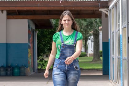 Sharon Falcón está en el último año del secundario; quiere estudiar para maestra y le encanta la actuación