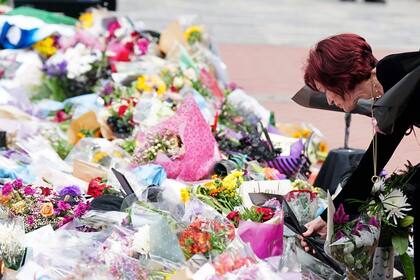 Sharon Osbourne deja unas flores, entre las que ya habían dejado miles de seguidores, en la despedida del líder de Black Sabbath