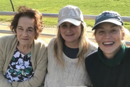 Sharon Stone con su madre, Dorothy, y su hermana Kelly