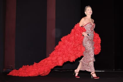 Sharon Stone hizo una entrada inolvidable con una creación
de la colección otoño invierno 2024-2025 de Alta
Costura del ítalo-libanés Tony Ward. El strapless, de
organza de seda y tul bordado con motivo salvaje,
estaba bañado en cristales y acompañado por una
impactante capa confeccionada con 3000 flores
también de organza de seda. Completó su look con
unos altísimos zapatos destalonados de doble textura
en terciopelo y cuero. La cabellera wet peinada para
atrás, un sello propio indiscutido.