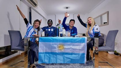 Sharon y Moisés junto a los papás de Sharon. Su mamá es argentina y su papá coreano