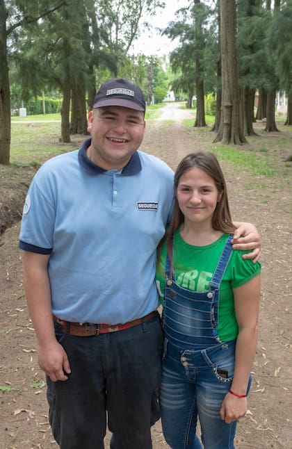 Sharon y su hermano, Ezequiel, que trabaja en una garita de seguridad del Sommer