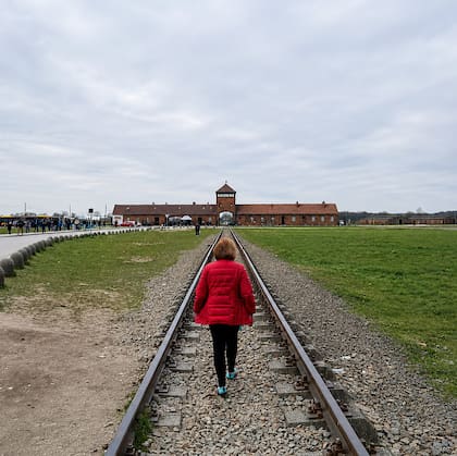 Shashar, en las vías del tren en Birkenau, el campo de exterminio en cuyas cámaras de gas morían miles de personas cada día (foto de Guillermo Lobo)