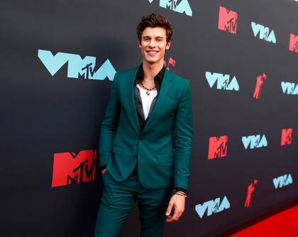 Shawn Mendes optó por un traje verde.