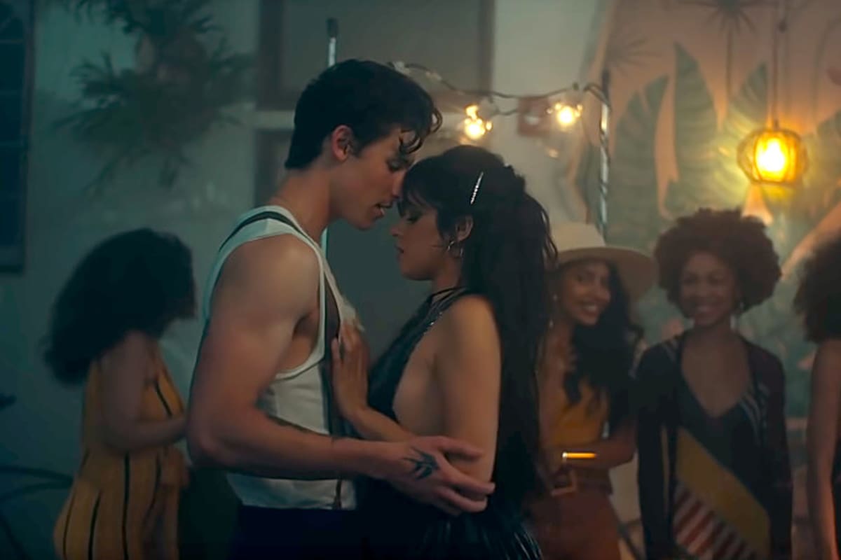 Shawn Mendes y Camila Cabello en el videoclip "Señorita"