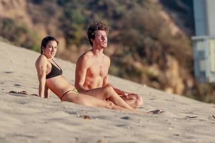 Shawn Mendes y su nueva novia, Charlie Travers, disfrutaron de un día romántico día de playa en Malibú, en Estados Unidos