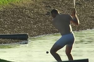 Jugadores semidesnudos y una cancha que no tiene piedad: golf bajo el agua