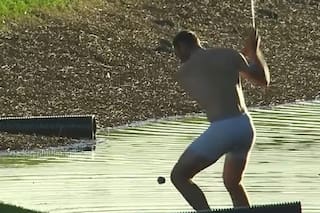 Jugadores semidesnudos y una cancha que no tiene piedad: golf bajo el agua