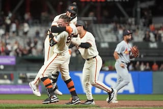 Whitcomb impulsa la carrera del triunfo en la 11.ª en victoria 5-4 de los Gigantes sobre Cardenales