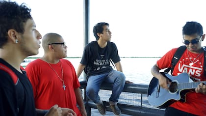 Shecka (en el centro) y sus amigos rapean en la costanera de Formosa