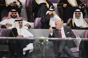 Sheikh Tamim bin Hamad Al Thani, Emir de Qatar, junto con Gianni Infantino, esperan conseguir 20 mil voluntarios para la Copa del Mundo