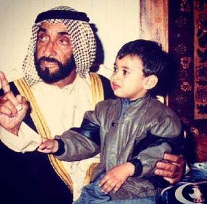 Sheikh Zayed bin Sultan Al Nahyan, fundador de los Emiratos Árabes Unidos, junto a Mohamed bin Zayed Al Nahyan de niño