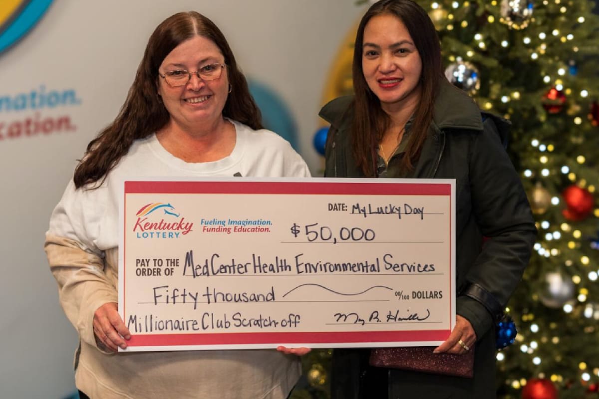 Sheila Colter y Winnie Beckman después de ganar la Lotería de Kentucky