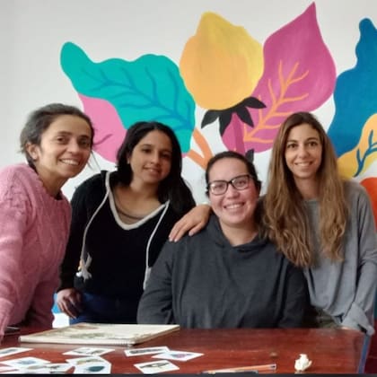 Sheila González (centro, derecha) junto a sus compañeras de trabajo en Jakairá (Gentileza)
