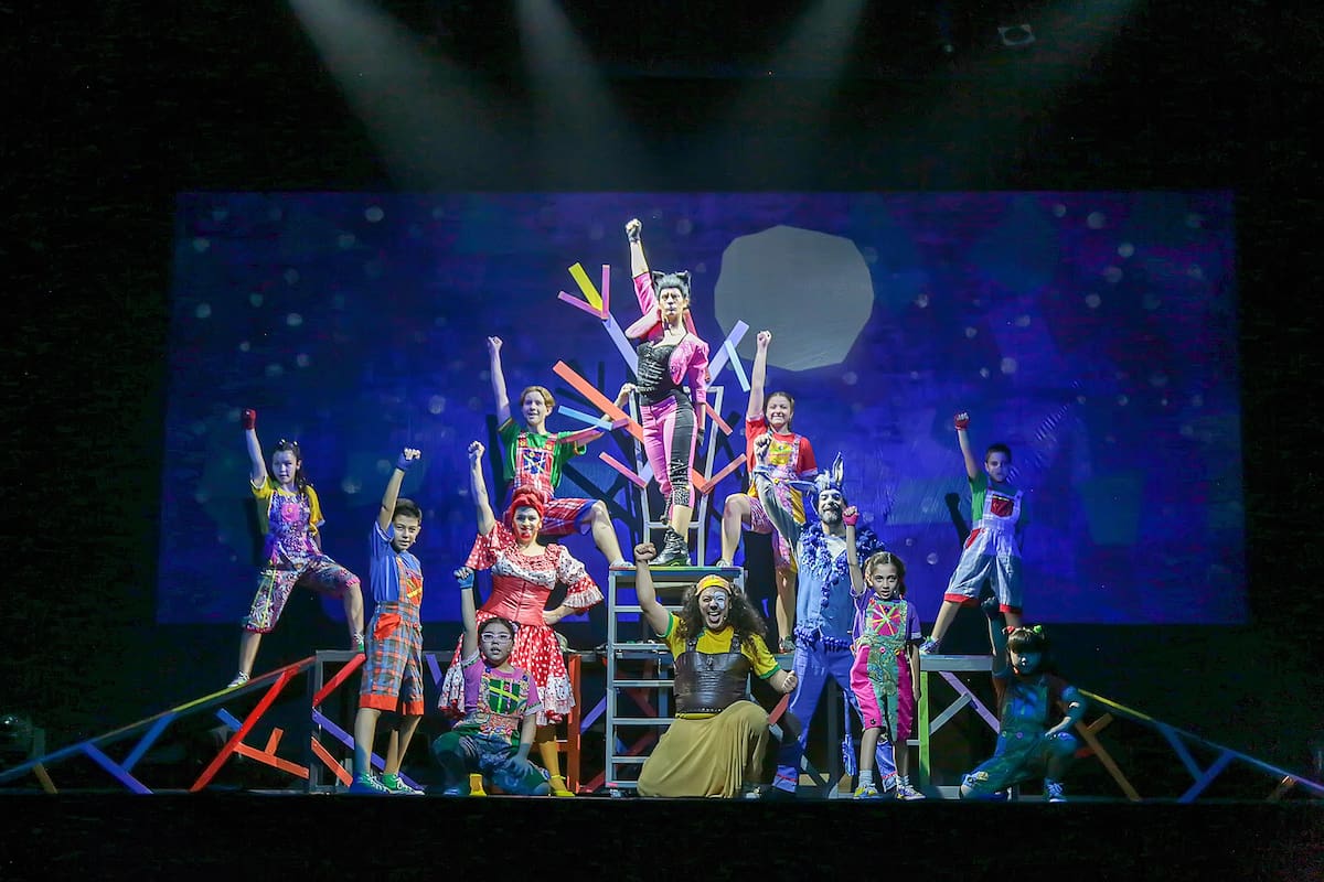 Sheila Saslavsky, en el centro de esta vibrante escena de Saltimbanquis, que vuelve con todo, nuevamente a la calle Corrientes