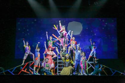 Sheila Saslavsky, en el centro de esta vibrante escena de Saltimbanquis, que vuelve con todo, nuevamente a la calle Corrientes