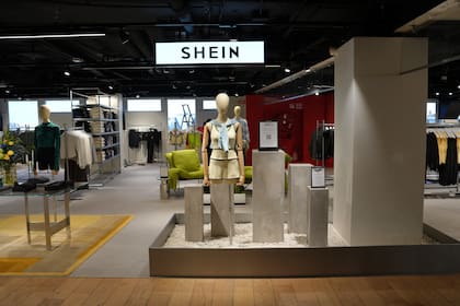 Shein abre tienda en París entre críticas y una pesquisa sobre muñecas sexuales infantiles