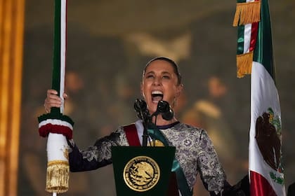Sheinbaum da el grito de México, el primero de una mujer en 200 años
